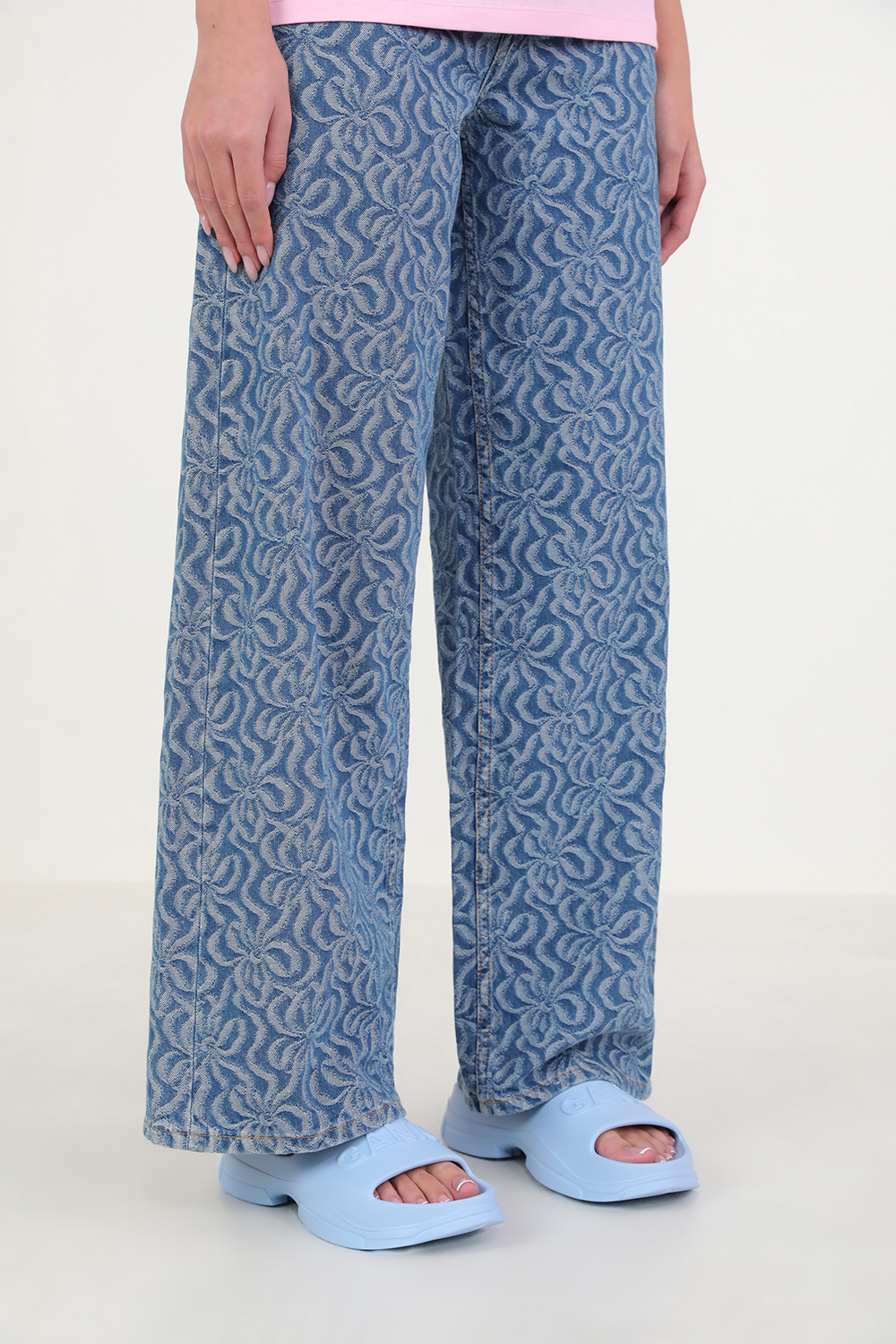 תמונת כל הלוק של כפכפי סליידס